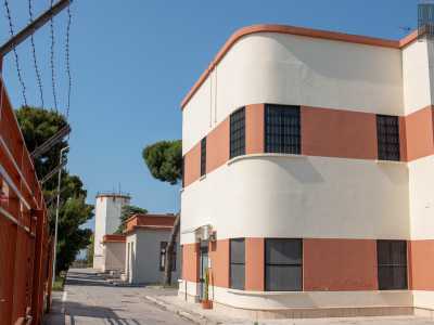 Giriamo ora a destra, per percorrere delle strade interne che affiancano una serie di edifici, fino a giungere in un�area che raccoglie i palazzi pi� antichi, costruiti negli anni 30